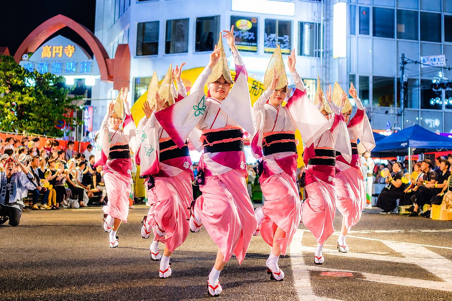 Lễ hội Awa Odori không có một quy chuẩn múa bắt buộc, được chia thành các nhóm gọi là Ren (連)