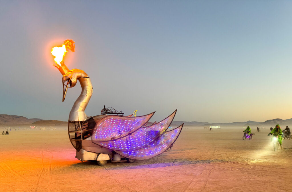 Burning Man 2026 diễn ra giữa sa mạc Black Rock (Nevada, Mỹ) khắc nghiệt