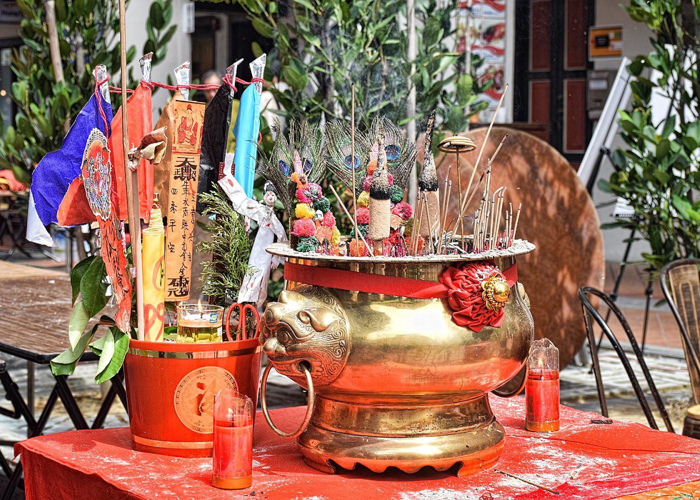 Hungry Ghost Festival Singapore diễn ra suốt tháng 7 Âm lịch, là thời điểm người dân cúng bái thức ăn và đốt vàng mã dọc đường để tưởng nhớ tổ tiên cũng như xoa dịu các cô hồn