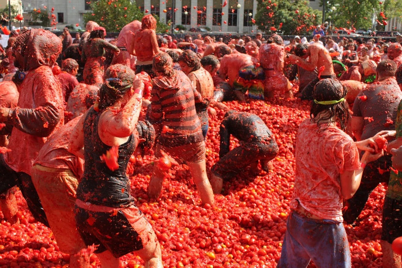 La Tomatina là lễ hội ném thực phẩm lớn nhất thế giới, diễn ra vào thứ Tư cuối cùng của tháng 8 hằng năm tại thị trấn Buñol (vùng Valencia, Tây Ban Nha)